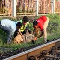 KA Komuter Tabrak Pria di Perlintasan Aloha 