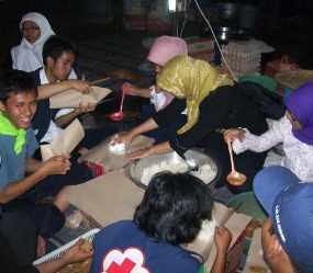 Dapur Umum Kewalahan, Pengungsi Diberdayakan