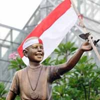  Gosok-gosok Patung Kusam Ibukota