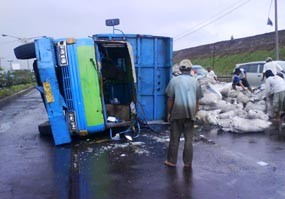 Waspadai Raya Porong, Dua Truk Terguling 