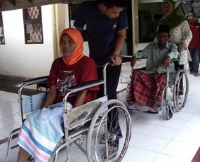 Korban Roket Nyasar Tinggalkan Rumah Sakit