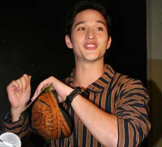 Mike Lewis Menenteng Blangkon
