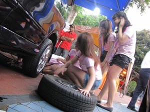 Sekedar Ganti Ban, Para Wanita Kini Sejago Lelaki