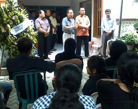Suasana Duka Selimuti Rumah Keluarga Buang Manalo