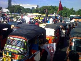 Sopir Taksi dan Bajaj Bawa 85 Armada Demo di Depan DPR
