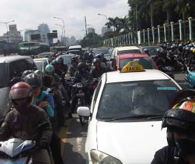 Ribuan Pendemo Tutup Jalan Gatot Subroto
