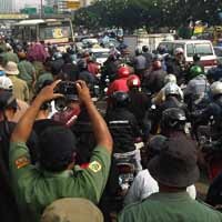 Transportasi Umum Lumpuh, Penumpang Pilih Jalan Kaki
