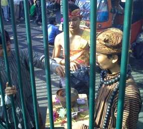 Demo di DPR, Sopir Bajaj & Taksi Bakar Dupa