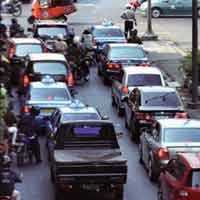 Ribuan Pendemo Bergerak ke DPR, Gatsu ke Slipi Macet Parah