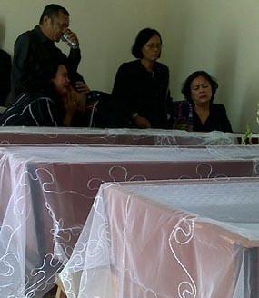 Sebelum Dimakamkan, Keluarga Gelar Upacara Adat 