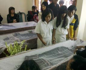 Teman & Kerabat Beri Penghormatan Terakhir 