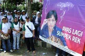 Ribuan Buruh Rokok Demo Bea Cukai Malang