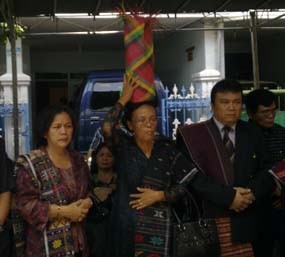 Isak Tangis Warnai Keberangkatan Jenazah