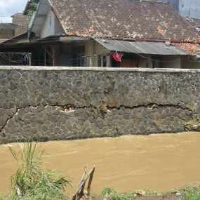 Antisipasi Jebol, Warga Siapkan Karung Pasir 