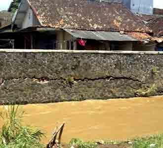 Kirmir Sungai Cikapundung Terancam Ambrol