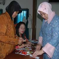Istri Wawali Imbau Warga Manfaatkan Sampah Plastik