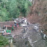 50 Rumah Tertimbun Longsoran Bukit Setinggi 300 Meter
