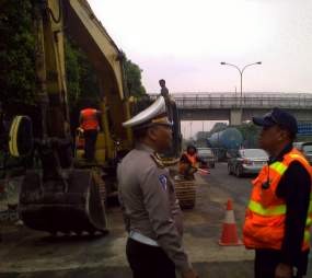 5 Teknisi Perbaiki Bekhoe Mogok, Tol JORR Agak Lancar 