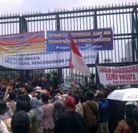 Ratusan Guru Honorer Demo DPR, Lalu Lintas Tersendat