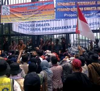 Ratusan Guru Honorer Demo DPR