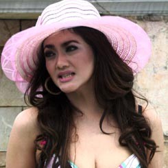 Bella Shapira Tolak Film Horor Esek-esek