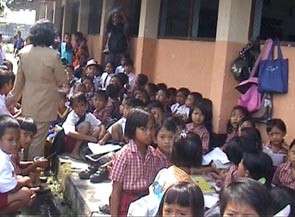 Sekolah Diterjang Puting Beliung, Siswa Harus Belajar di Teras 