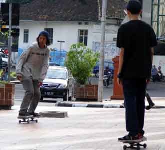 Ketika Trotoar Jadi Arena Skateboard