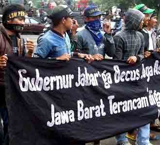 Demo Tuntut Ahmad Heryawan Turun