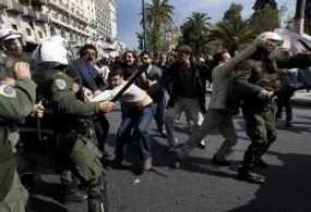 34 Ribu Demonstran Bentrok dengan Polisi di Yunani