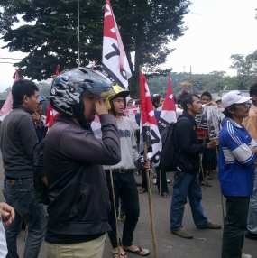 Kecewa Pemerintah, Aktivis Jabar Jalan Kaki Menuju DPR RI