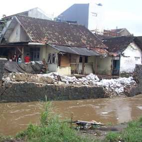 Khawatir Banjir Bandang, Warga Susun Karung Berisi Berangkal