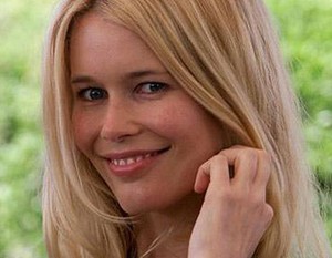 Tetap Stylish Saat Hamil Ala Claudia Schiffer