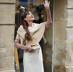 Jolie Jadi Tontonan Ribuan Orang di Paris