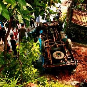Mobil Pick Up Terjun dari Tebing di Cirendeu, 3 Orang Luka
