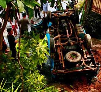 Pick Up Hantam Tebing