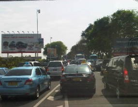 Keluar Bandara Soekarno-Hatta Dihadang Macet