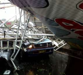 Baliho Berhasil Dievakuasi, Lalin Masih Padat