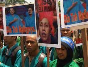 500 Mahasiswa Panjat & Goyang Pagar DPR