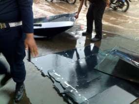 Atap Halte TransJ Depan KPK Terbang Diterjang Angin Kencang