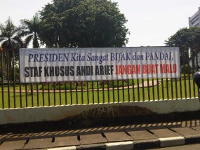 Spanduk Pro SBY Kepung DPR Jelang Paripurna