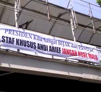 Spanduk Kecam Andi Arief Kepung DPR