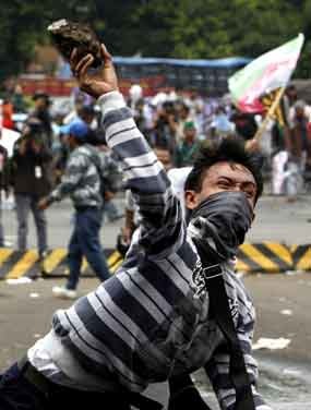 Hindari Semprotan Water Cannon, Pendemo Robohkan Pagar Tol