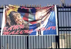 Spanduk Ruhut Juga Hiasi Gedung DPR