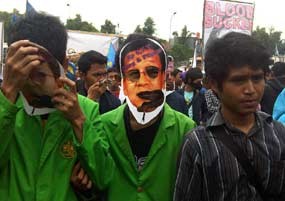 Massa Anti SBY Ngamuk di DPR, Polisi Tembakkan Gas Air Mata