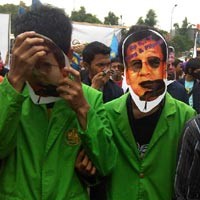 Halau Massa, Polisi Tembakkan Water Cannon