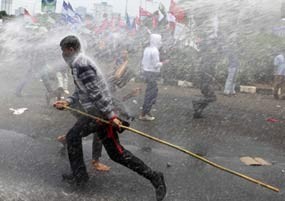 Sempat Mundur, Pengunjuk Rasa Kembali ke DPR