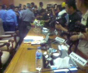  Melihat Meja Pimpinan Sidang Seusai Ricuh