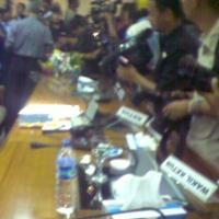  Melihat Meja Pimpinan Sidang Seusai Ricuh