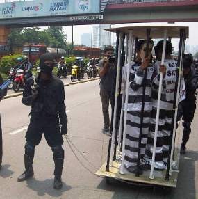SBY, Sri Mulyani & Boediono Dipenjara di Depan DPR