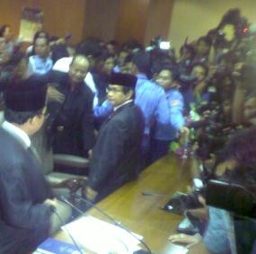 Anggota DPR Sempat Banting Botol Mineral di Depan Marzuki